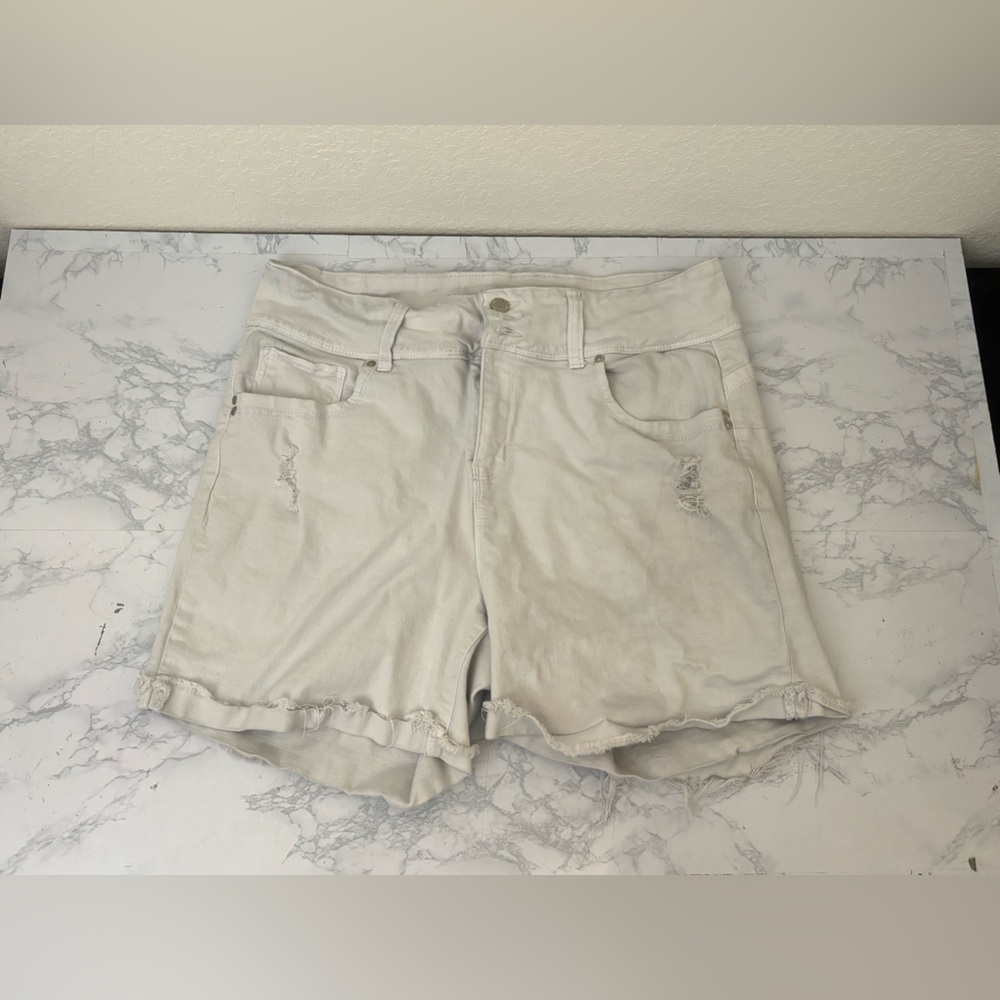 Blue pearl denim shorts Women’s size 22 Hi Waist White Wash Fringe Pockets​